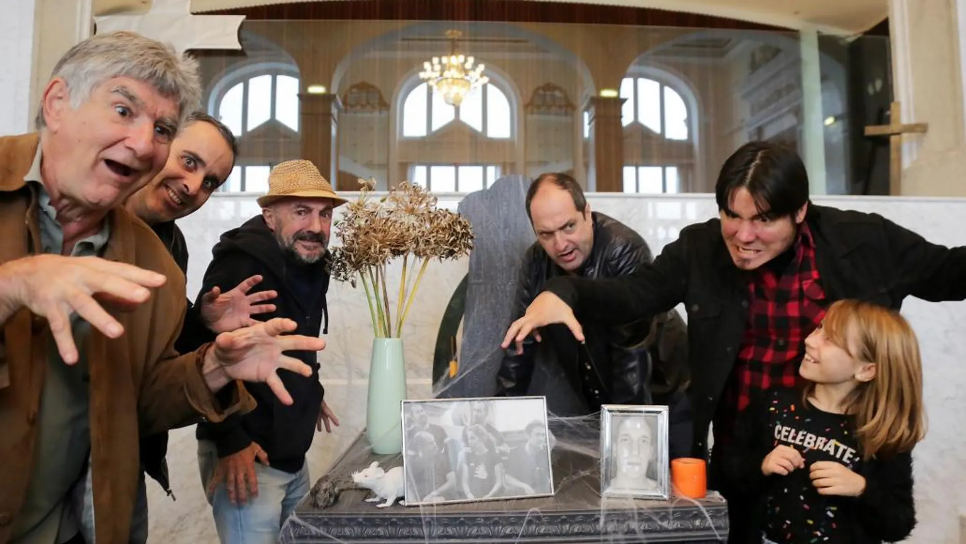 El director de "Errementari (El herrero y el diablo)", Paul Urkijo, junto a algunos de sus protagonistas