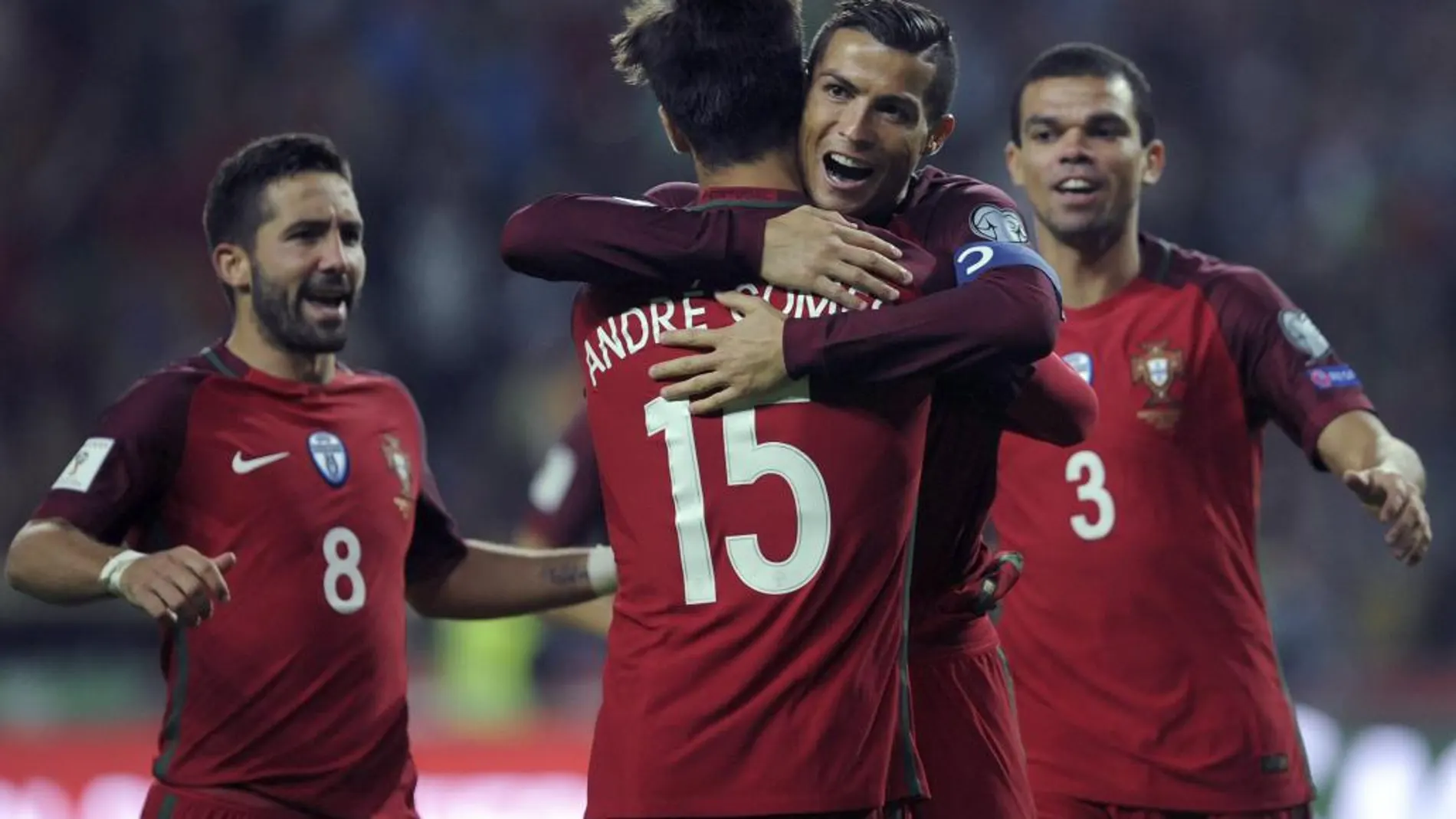 Cristiano Ronaldo celebra con Andre Gomes tras marcar un gol a la selección de Andorra