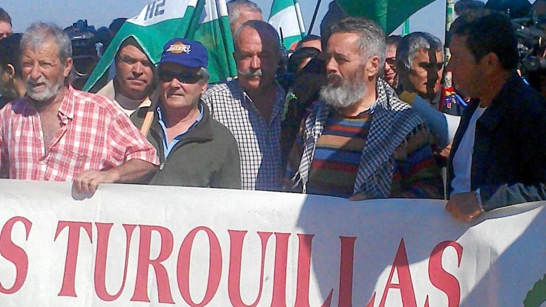 Jornaleros del SAT y miembros del «Bloque Crítico», con Sánchez Gordillo, tomaron de nuevo ayer la finca militar