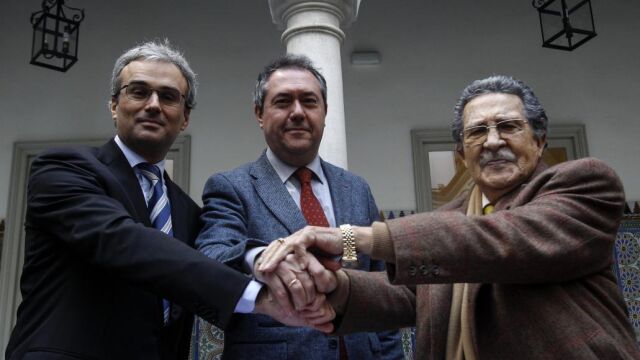 José Manuel Lara, presidente de la Fundación Lara, y Juan Espadas, alcalde hispalense, prestan atención a las palabras del coleccionista Mariano Bellver