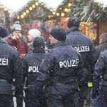 Varios policías patrullan en un típico mercadillo de Viena