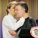 El presidente de Colombia, Juan Manuel Santos abraza a su esposa, María Clemencia Rodríguez, tras conocer que había recibido el Nobel de la Paz