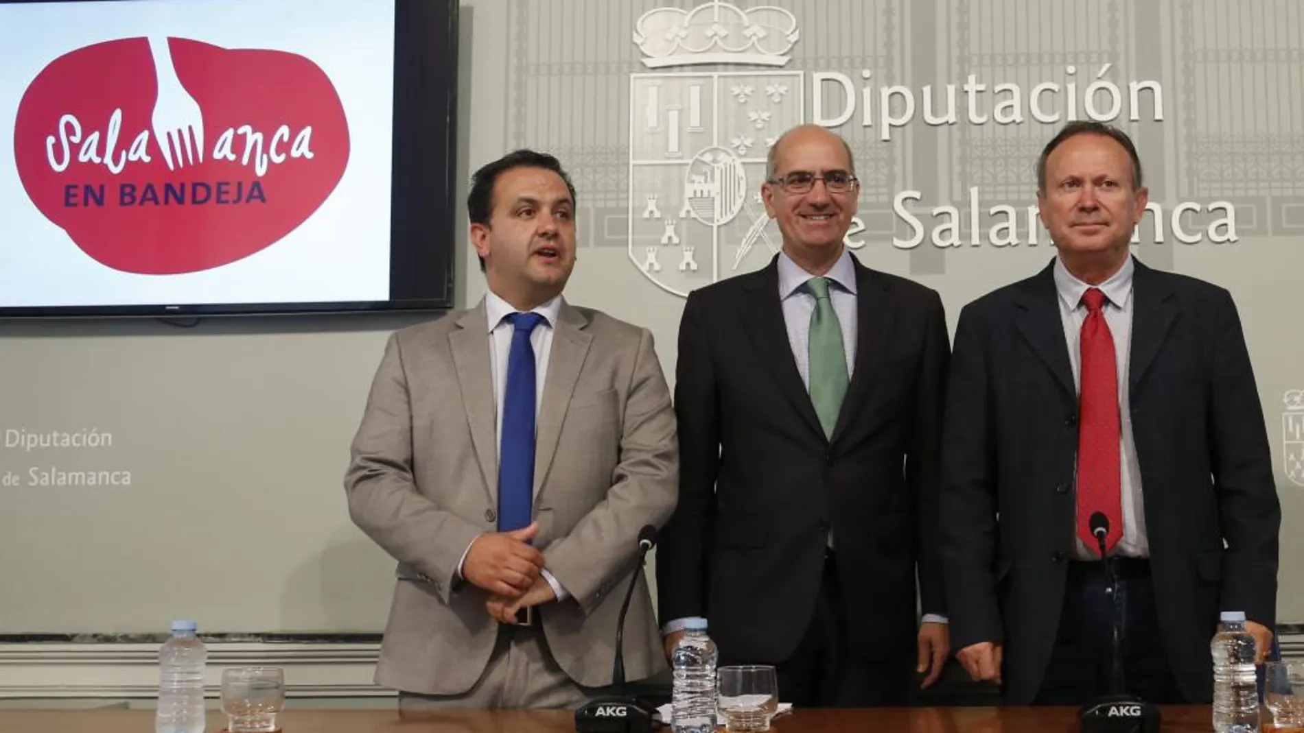 El presidente de la Diputación de Salamanca, Javier Iglesias, junto a los diputados de Turismo, Javier García, y de Agricultura, Román Hernandez, presentan el Club de Productos de Alimentos de Calidad de la provincia