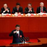 El presidente chino, Xi Jinping, da un discurso durante la ceremonia inaugural del XIX Congreso Nacional del Partido Comunista de China en el Gran Palacio del Pueblo en Pekín (China) hoy
