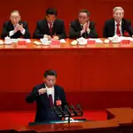 El presidente chino, Xi Jinping, da un discurso durante la ceremonia inaugural del XIX Congreso Nacional del Partido Comunista de China en el Gran Palacio del Pueblo en Pekín (China) hoy