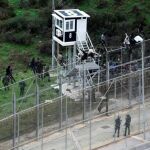 De los 700 inmigrantes que lo intentaron, 33 lograron encaramarse en lo alto de la valla pero sin llegar a entrar en la ciudad