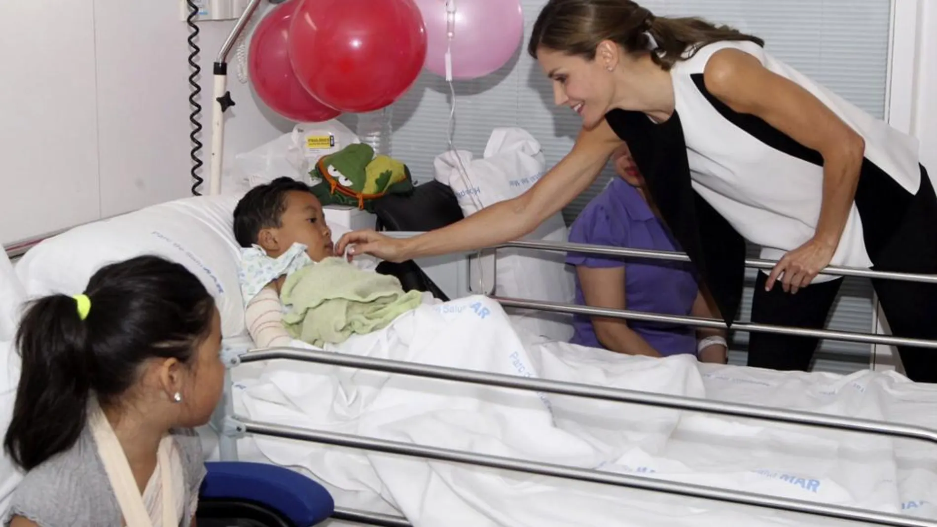 La Reina con dos de los niños heridos en el atentado de Barcelona