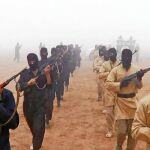 Varios yihadistas del Estado Islámico entrenan en un campo iraquí