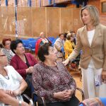 Alicia García dialoga con un grupo de mujeres en un centro de formación laboral en Hontalbilla (Segovia)