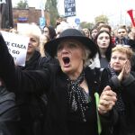 Mujeres vestidas de negro participan en una manifestación contra la ley del aborto en Varsovia, Polonia.
