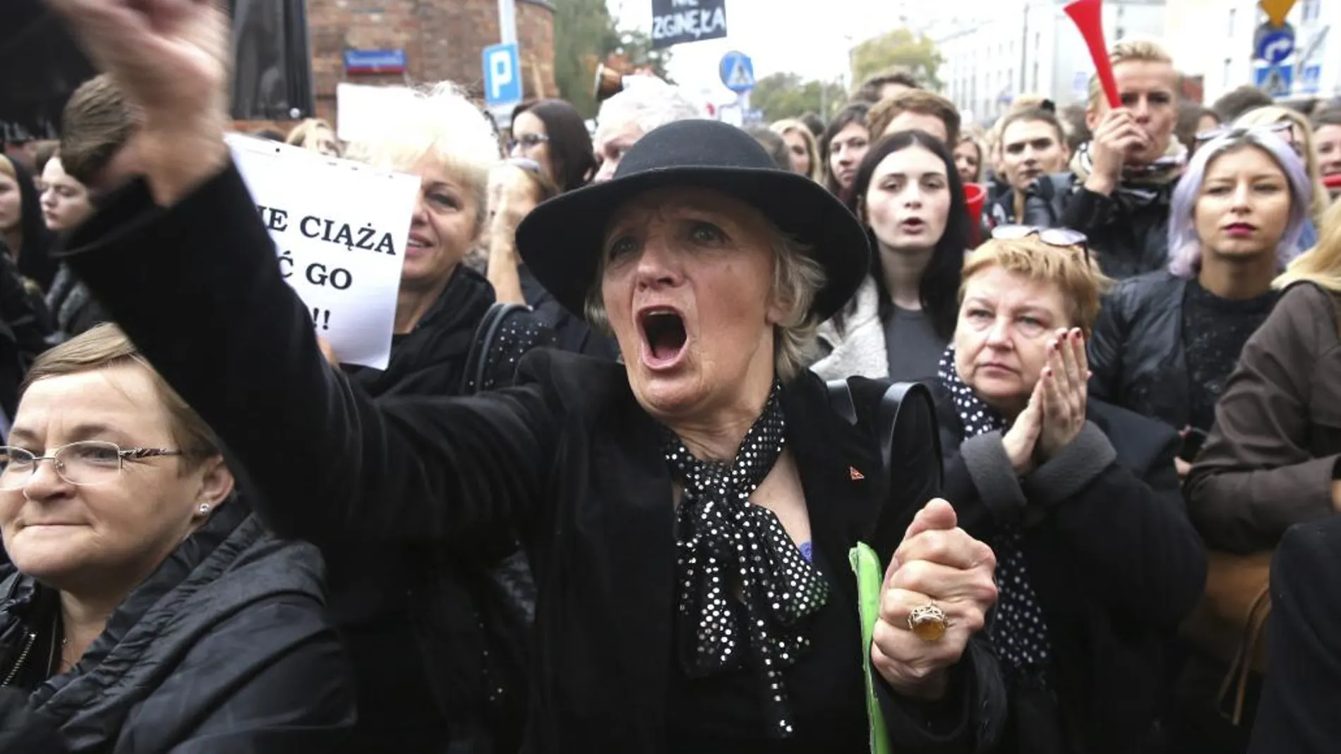 Mujeres vestidas de negro participan en una manifestación contra la ley del aborto en Varsovia, Polonia.