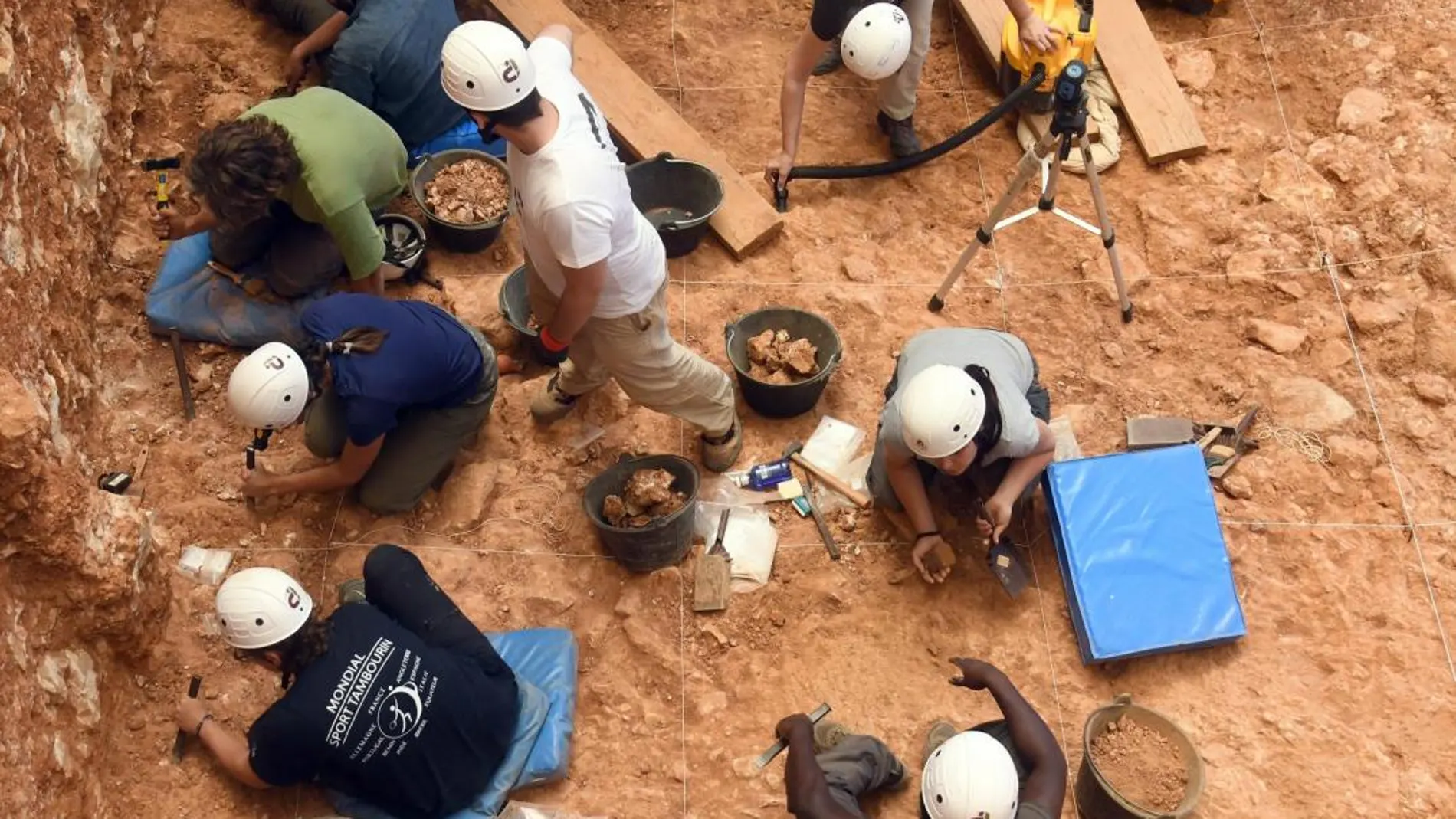 Un grupo de arqueólogos trabajan ya en el yacimiento «Gran Dolina»