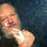 Imagen del fundador de WikiLeaks, Julian Assange, al ser detenido en la Embajada de Ecuador en Londres