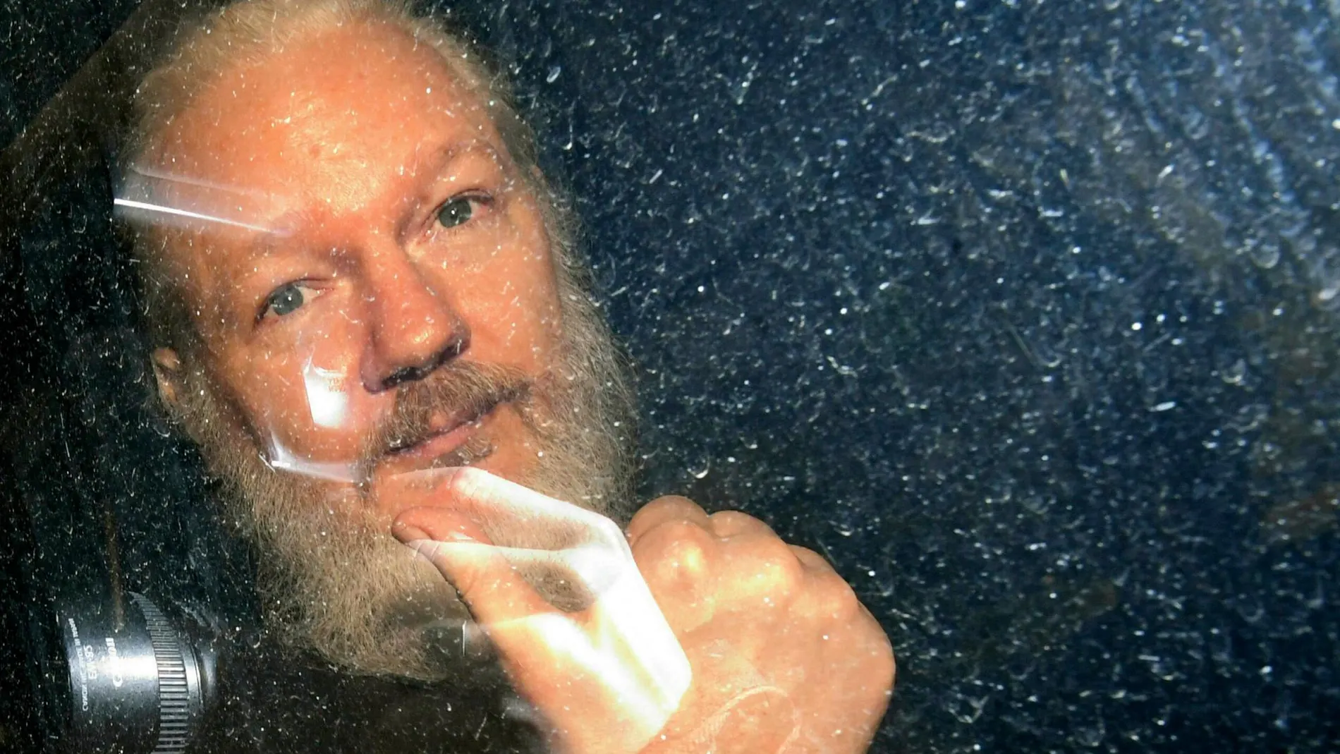 Imagen del fundador de WikiLeaks, Julian Assange, al ser detenido en la Embajada de Ecuador en Londres
