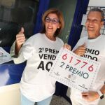 La titular de la administración de lotería nº 22 "Los dos Patitos"de Las Palmas de Gran Canaria y su marido celebran el segundo premio de la lotería de El Niño que también vendieron en su administración. / Foto: Efe