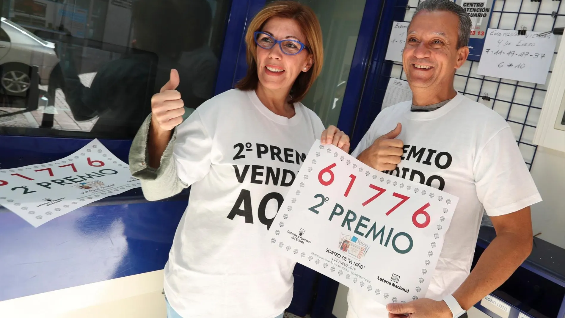 La titular de la administración de lotería nº 22 "Los dos Patitos"de Las Palmas de Gran Canaria y su marido celebran el segundo premio de la lotería de El Niño que también vendieron en su administración. / Foto: Efe