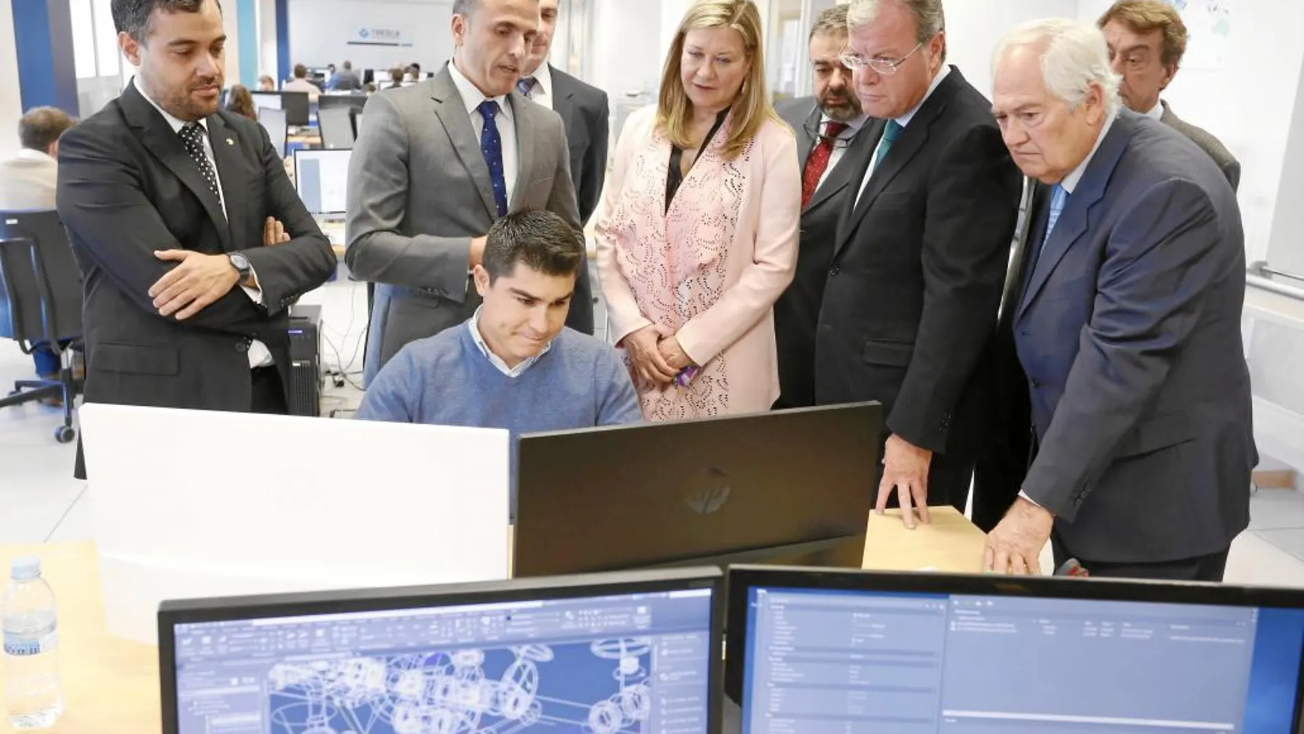 Del Olmo y Antonio Silván visitan las instalaciones de Tresga Ingeniería junto a su director, Francisco Carro, entre otros.