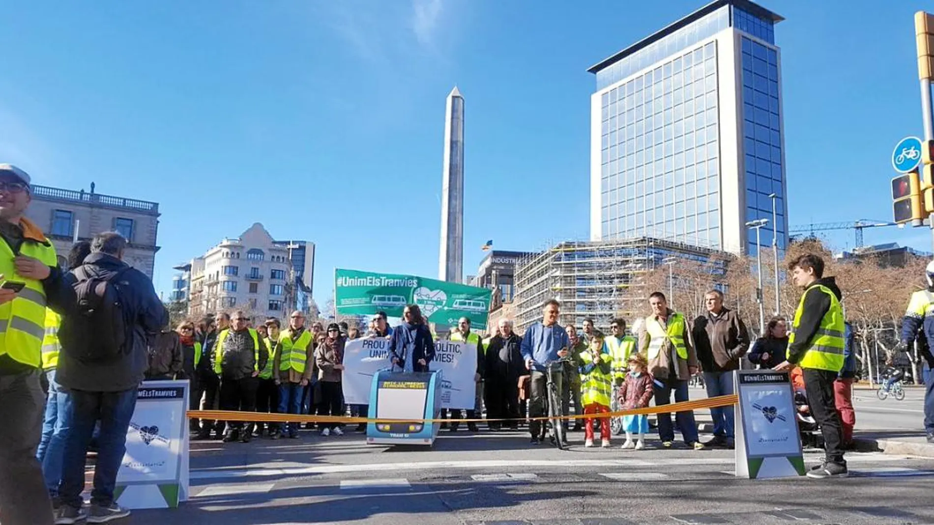 Los manifestantes se subieron a un tranvía de cartón piedra que hizo el recorrido previsto por la interconexión.