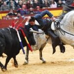 El rejoneador alicantino se adorna con un desplante, ayer, en Castellón