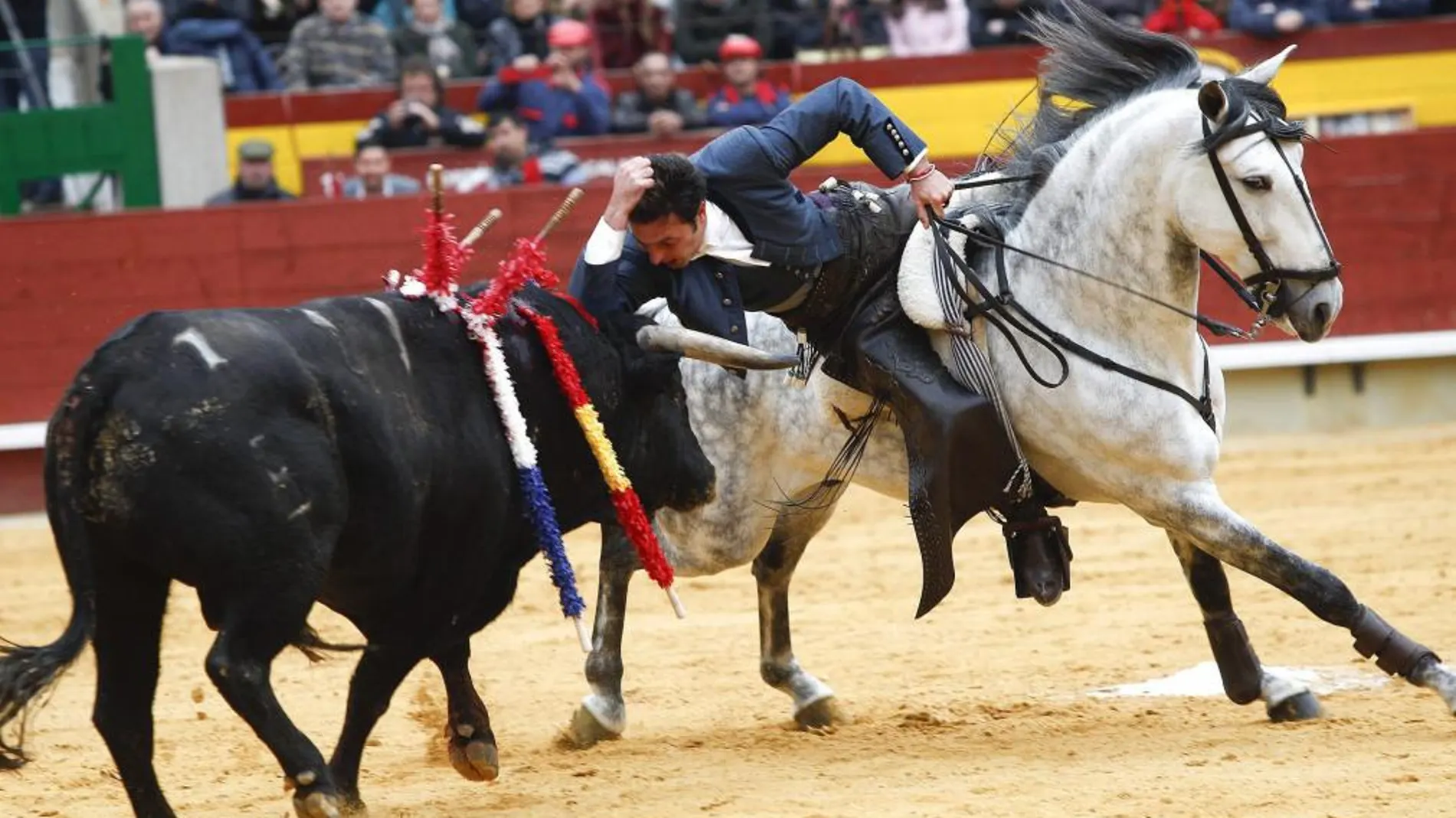El rejoneador alicantino se adorna con un desplante, ayer, en Castellón