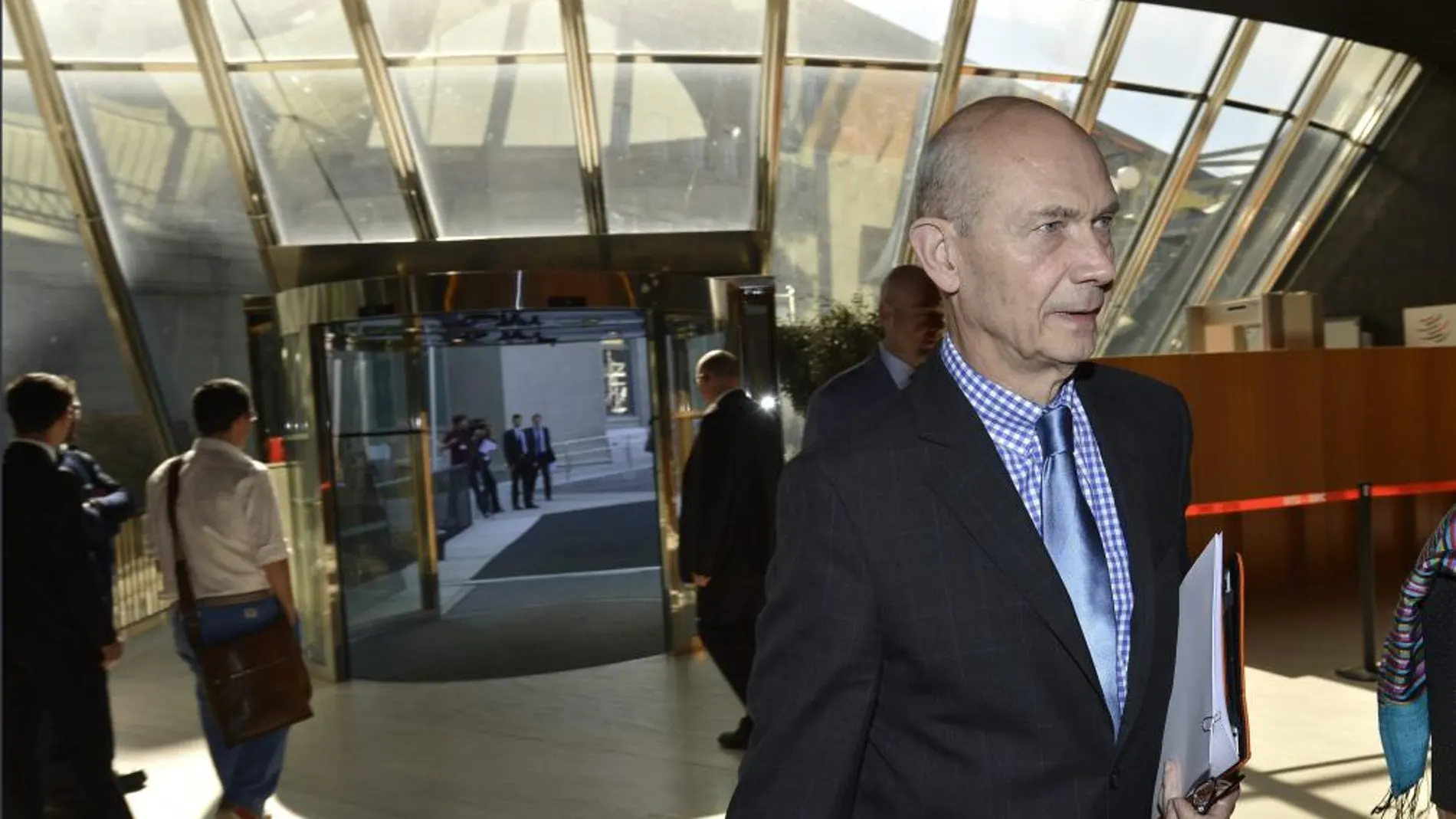 El director general de la Organización Mundial del Comercio (OMC), Pascal Lamy, llega a la sede de la OMC en Ginebra