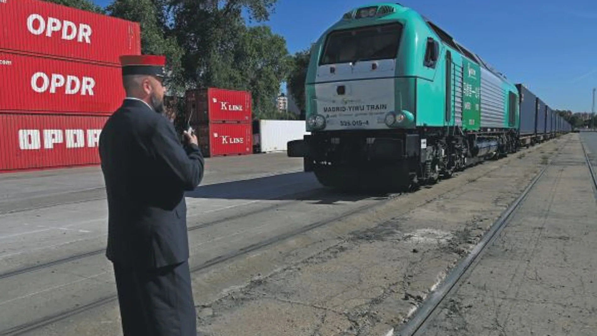 Un tren de carga salió de la estación de Abroñigal, Madrid para la ciudad china de Yiwu en mayo de 2015. En el 18 de noviembre de 2014 salió el primer tren desde Yiwu con destino a Madrid. Esta línea tiene una longitud de 13,052 kilómetros, cruzando 8 países, es la línea de ferrocarril más larga del mundo. /Wang Jianming