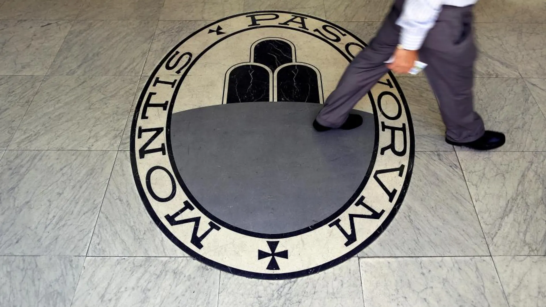 Logo del banco en la sede de Roma