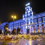 Operarios de limpieza del Ayuntamiento de Madrid recogen la basura acumulada tras al celebración de las campanadas de Año Nuevo que concentró a miles de personas en la popular plaza madrileña de la Puerta del Sol
