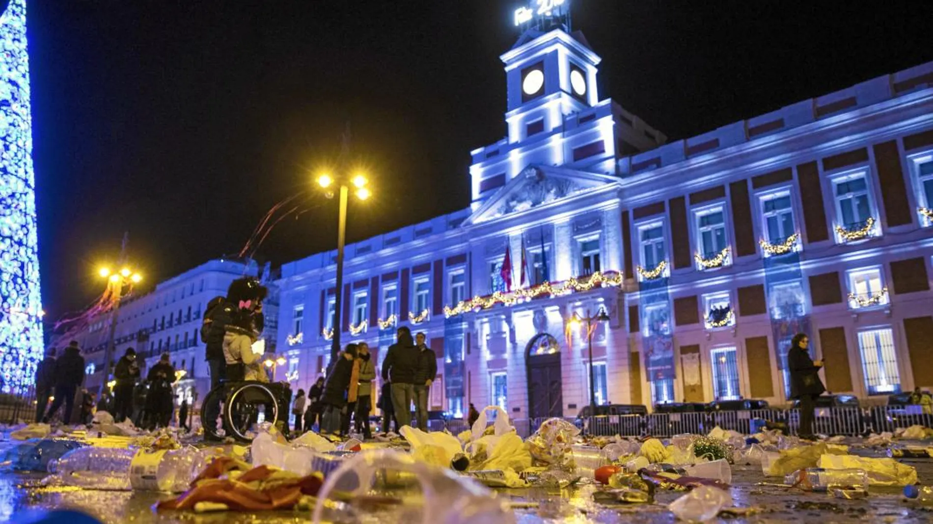 Operarios de limpieza del Ayuntamiento de Madrid recogen la basura acumulada tras al celebración de las campanadas de Año Nuevo que concentró a miles de personas en la popular plaza madrileña de la Puerta del Sol