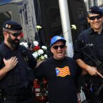 Dos Mossos durante el referéndum ilegal del 1-O