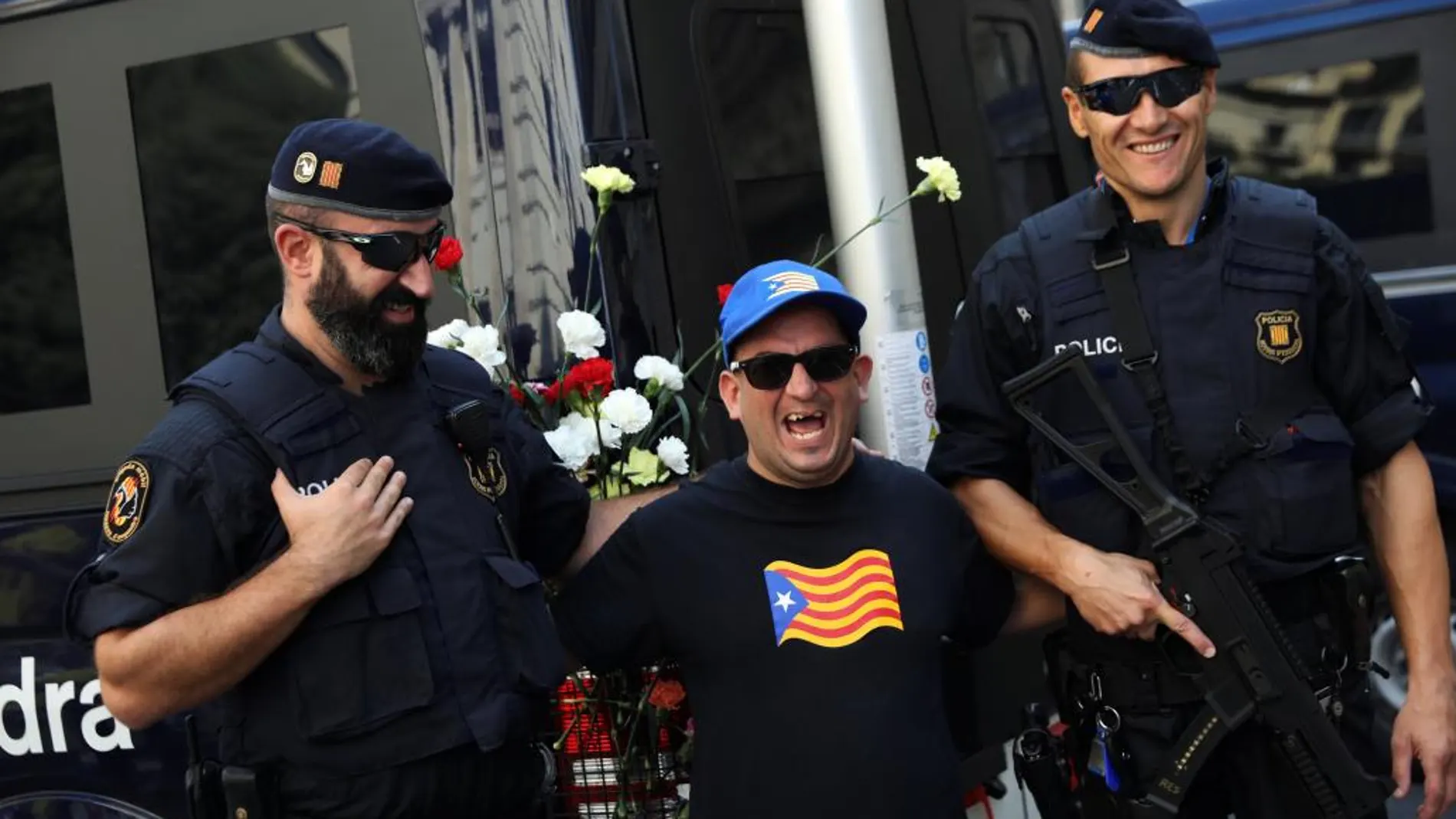 Dos Mossos durante el referéndum ilegal del 1-O