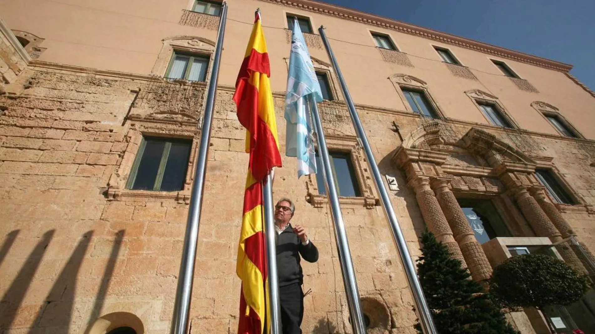 El alcalde de Torredembarra, Eduard Rovira, iza la bandera catalana debajo de la española