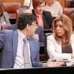 Valderas, junto a Susana Díaz, ayer, en el Parlamento