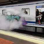 Momento en el que el maquinista del metro rocía a los grafiteros con el extintor.