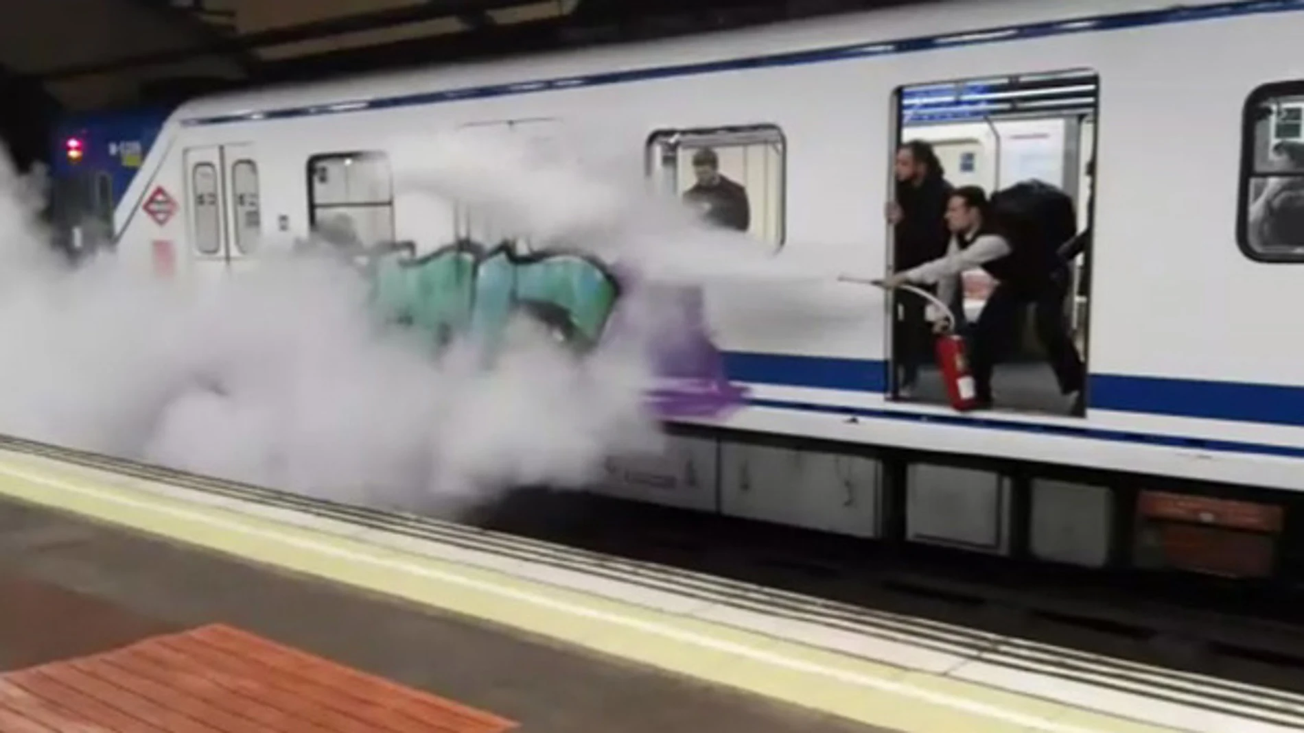 Momento en el que el maquinista del metro rocía a los grafiteros con el extintor.