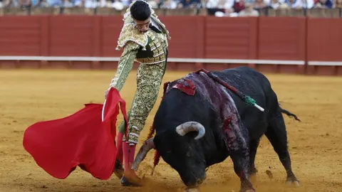 Alejandro Talavante dando un muletazo, ayer, en la Feria de San Miguel en Sevilla