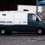 Un furgón policial sale de la cárcel de A Lama, en la provincia de Pontevedra, donde hoy ha sido trasladado José Enrique Abuín