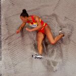 Ana Peleteiro, en la arena, tras realizar el mejor salto de su carrera