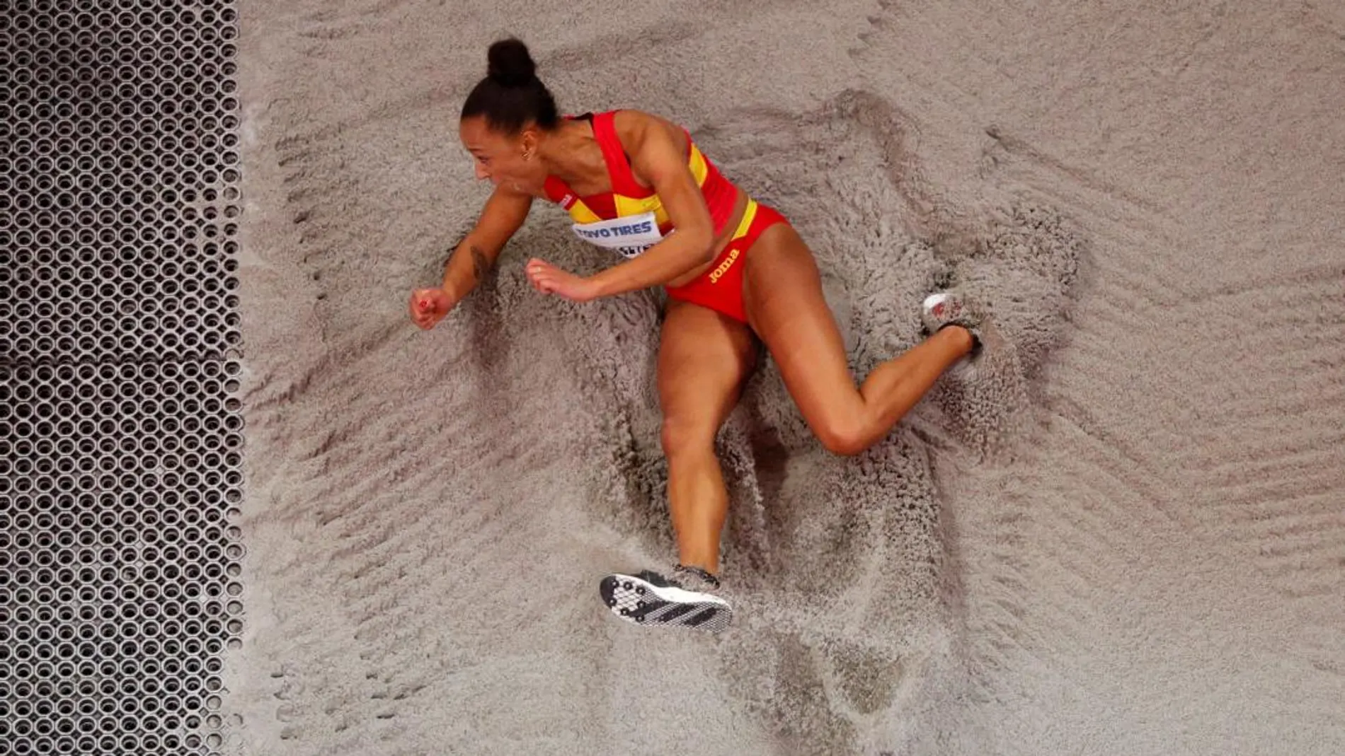 Ana Peleteiro, en la arena, tras realizar el mejor salto de su carrera