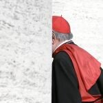 El cardenal Renato Martino, ayer, a su llegada al Aula Nueva del Sínodo
