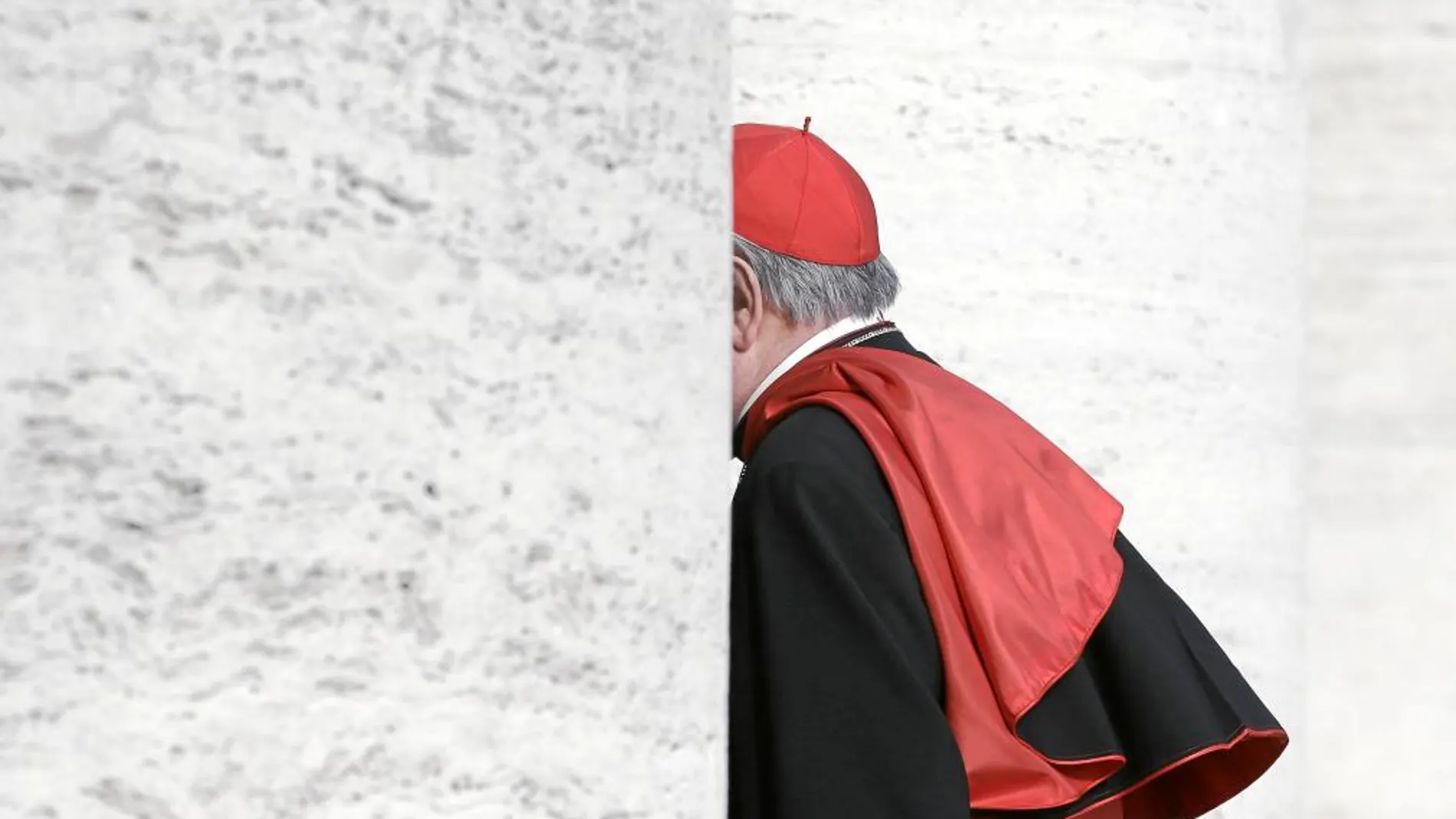 El cardenal Renato Martino, ayer, a su llegada al Aula Nueva del Sínodo