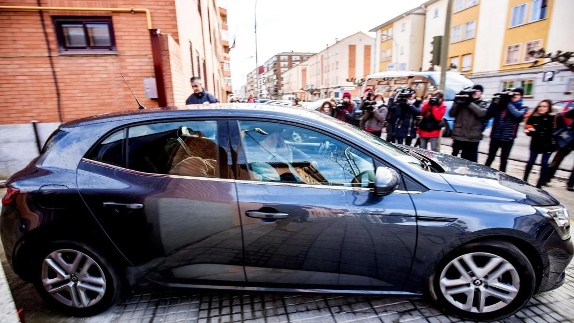 Un coche de la Policía sale ayer de los juzgados de Aranda de Duero