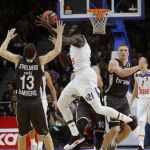 El pívot estadounidense del Real Madrid Othello Hunter (2i) atrapa un rebote ante el letón Janis Strelnieks (i), del Brose Bamberg, durante el partido de la jornada 13 de la fase regular de la Euroliga