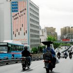Una avenida de Teherán con un mural urbano anti EE UU, un año después de que Trump anunciara su salida del acuerdo nuclear / Efe