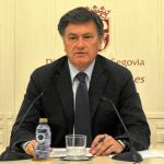El presidente de la Diputación de Segovia, Francisco Vázquez, explica los acuerdos