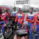 El grupo de ciclistas gallegos que sale cada día en bicicleta y que han puesto en marcha la «Operación si tú no me respetas, yo me protejo»