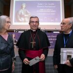 El obispo auxiliar de Valladolid, Luis Argüello, el historiador Teófanes Egido y la doctora de la Universidad de Valladolid Isabel del Val Valdivieso, durante la apertura del Simposio Internacional