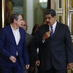 El presidente venezolano, Nicolás Maduro, conversa con el expresidente José Luis Rodriguez Zapatero en Caracas, el día de las elecciones / Ap