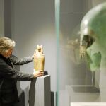 Muestra de parte de las piezas de la exposición. En el centro de la imagen, vaso canopo de alabastro del dios egipcio Duamutef de la Galería F. Cervera Arqueología de Barcelona