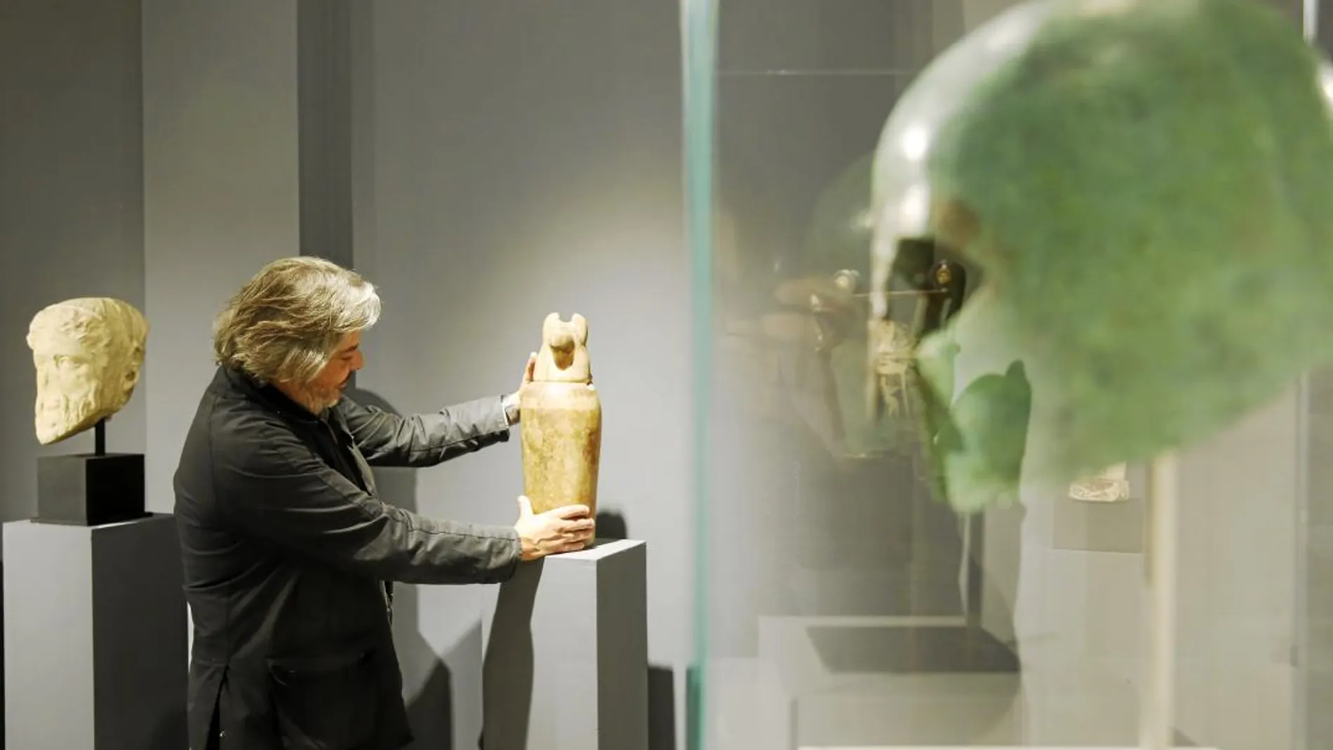 Muestra de parte de las piezas de la exposición. En el centro de la imagen, vaso canopo de alabastro del dios egipcio Duamutef de la Galería F. Cervera Arqueología de Barcelona